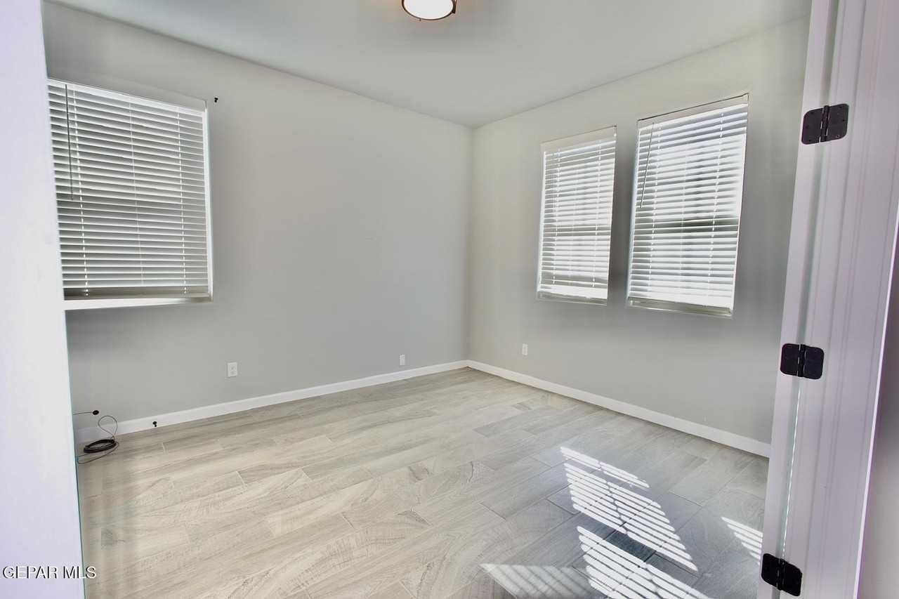 272 Huntstanton St - Photo 5 of 28