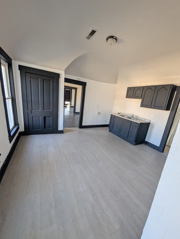 241 Chestnut Ave #241-5A - Photo 3 of 4