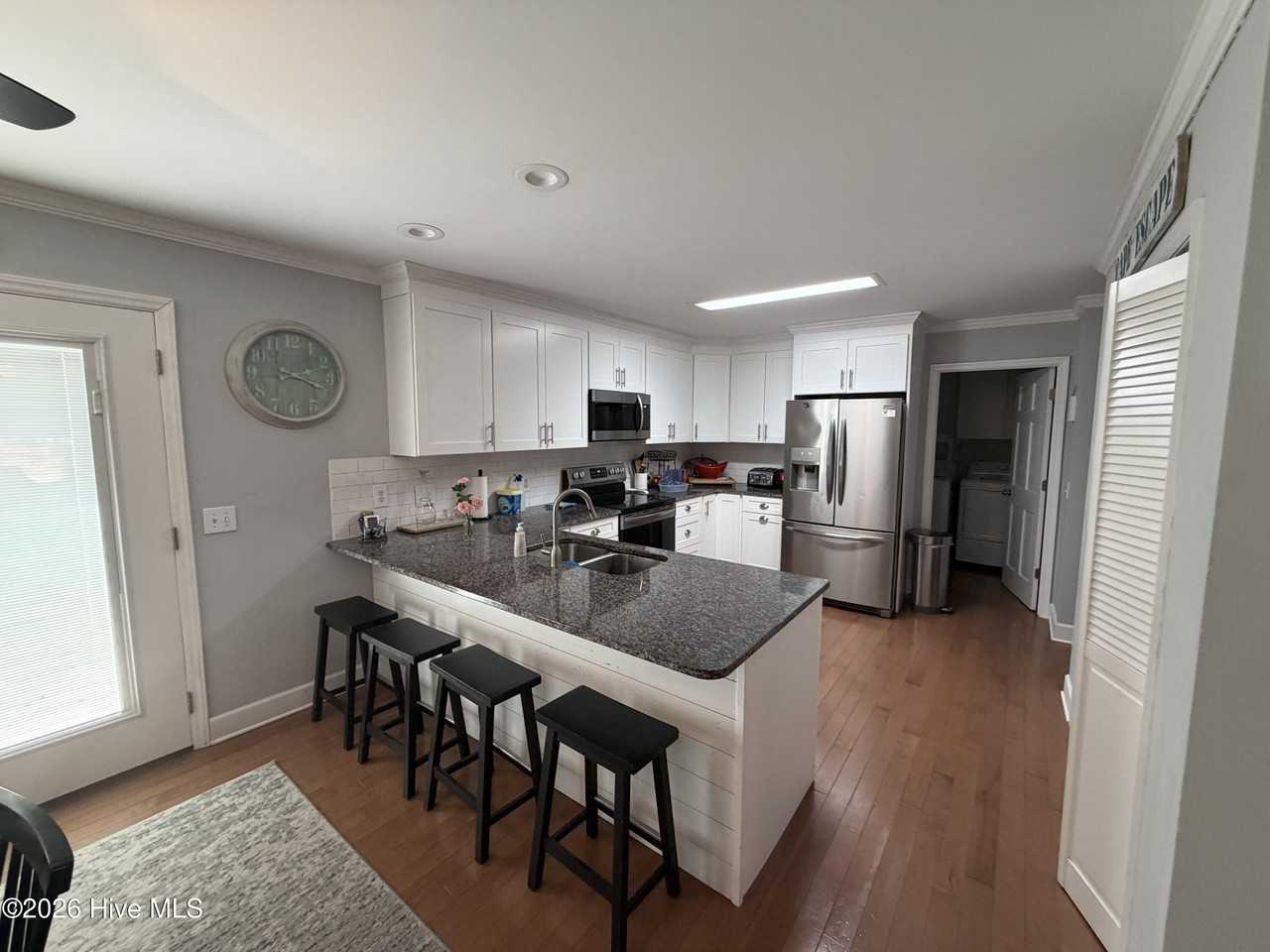 227 Ne 54th St - Photo 6 of 30