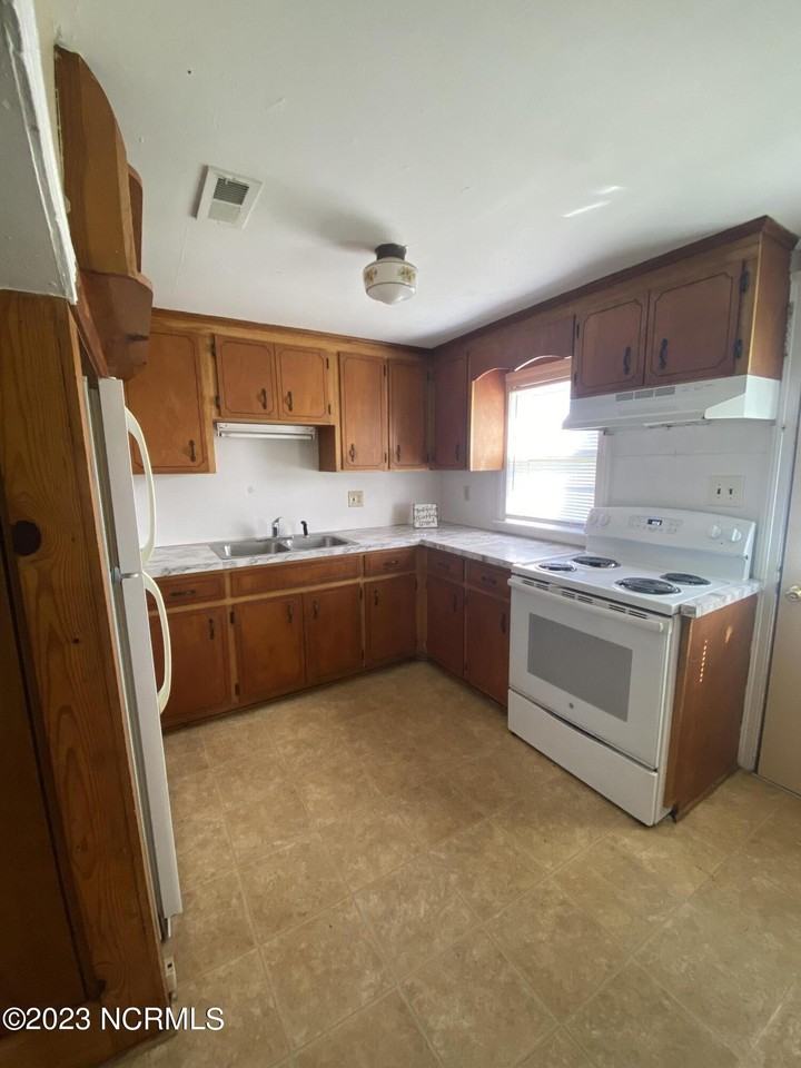 1408 Watering Pond Rd - Photo 2 of 15