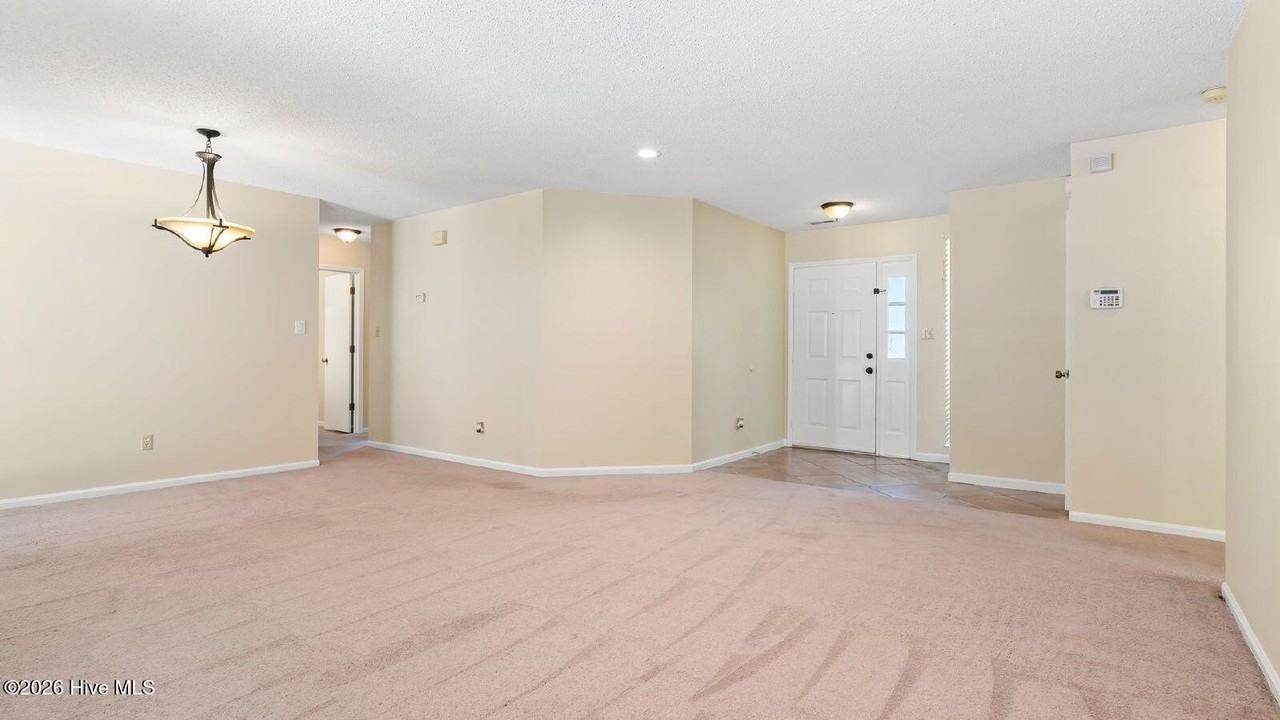 2014 Hunters Ridge Dr - Photo 2 of 11