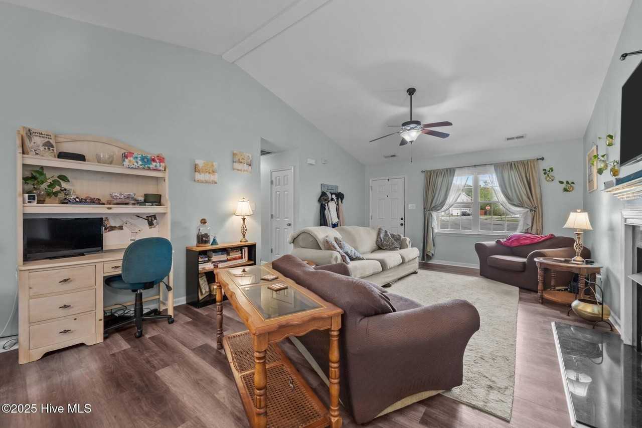 1006 Hollyfield Ct - Photo 3 of 47