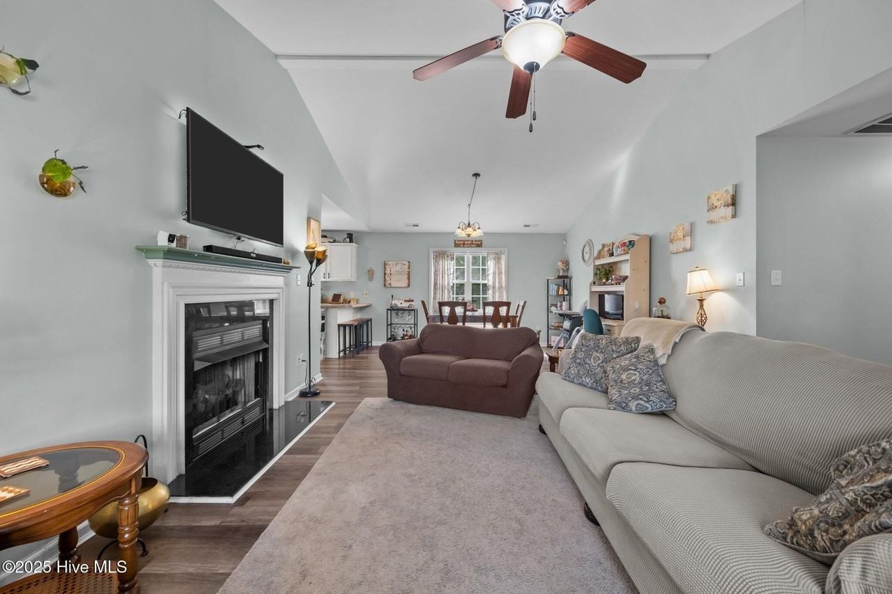 1006 Hollyfield Ct - Photo 4 of 47