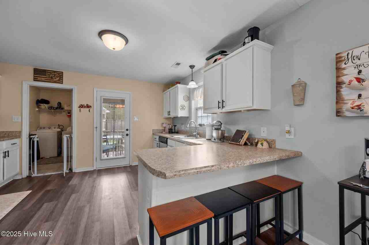 1006 Hollyfield Ct - Photo 7 of 47