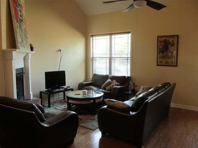 382 Preston Ave - Photo 3 of 10