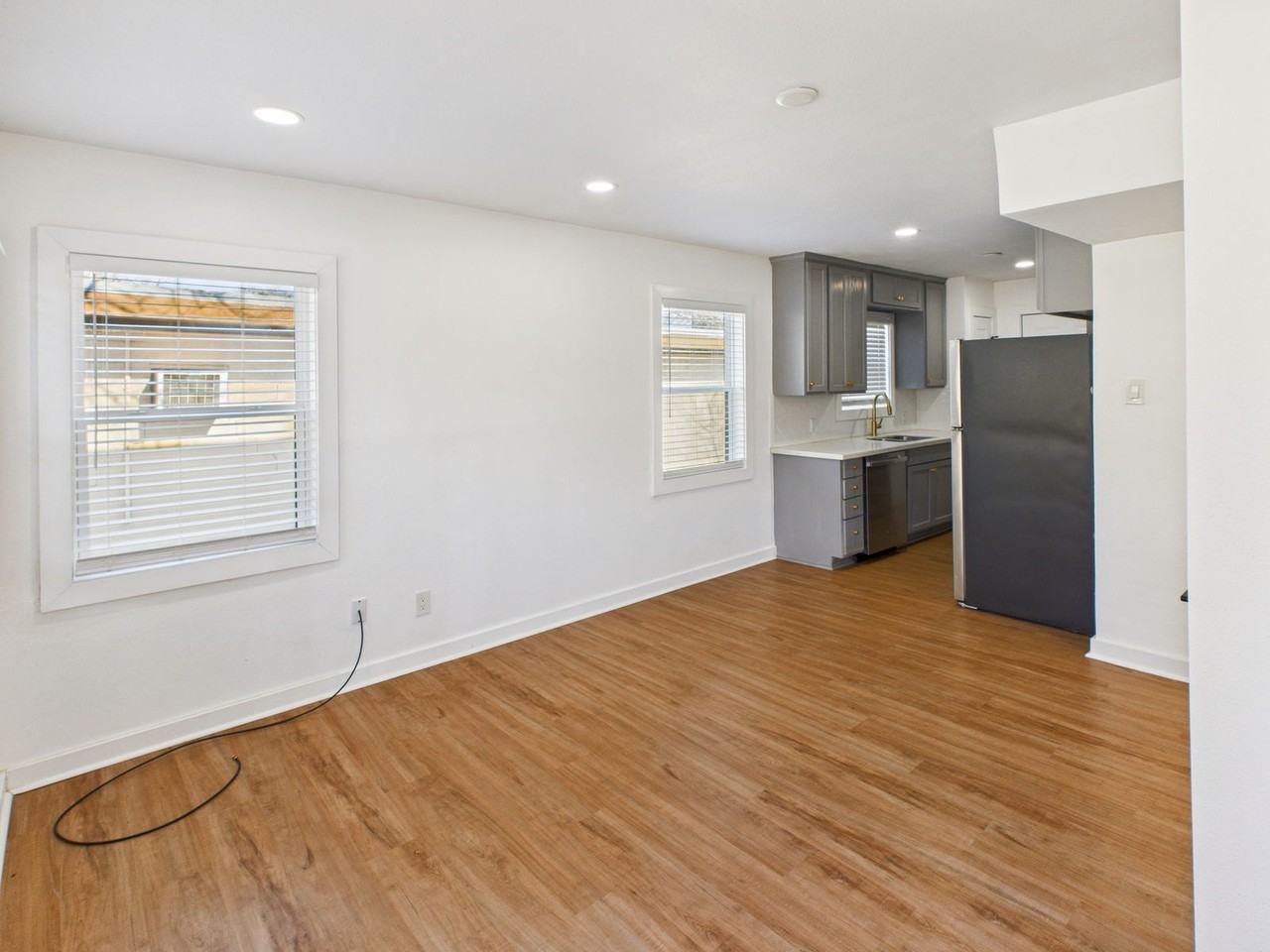 607 Foch St #B - Photo 3 of 8