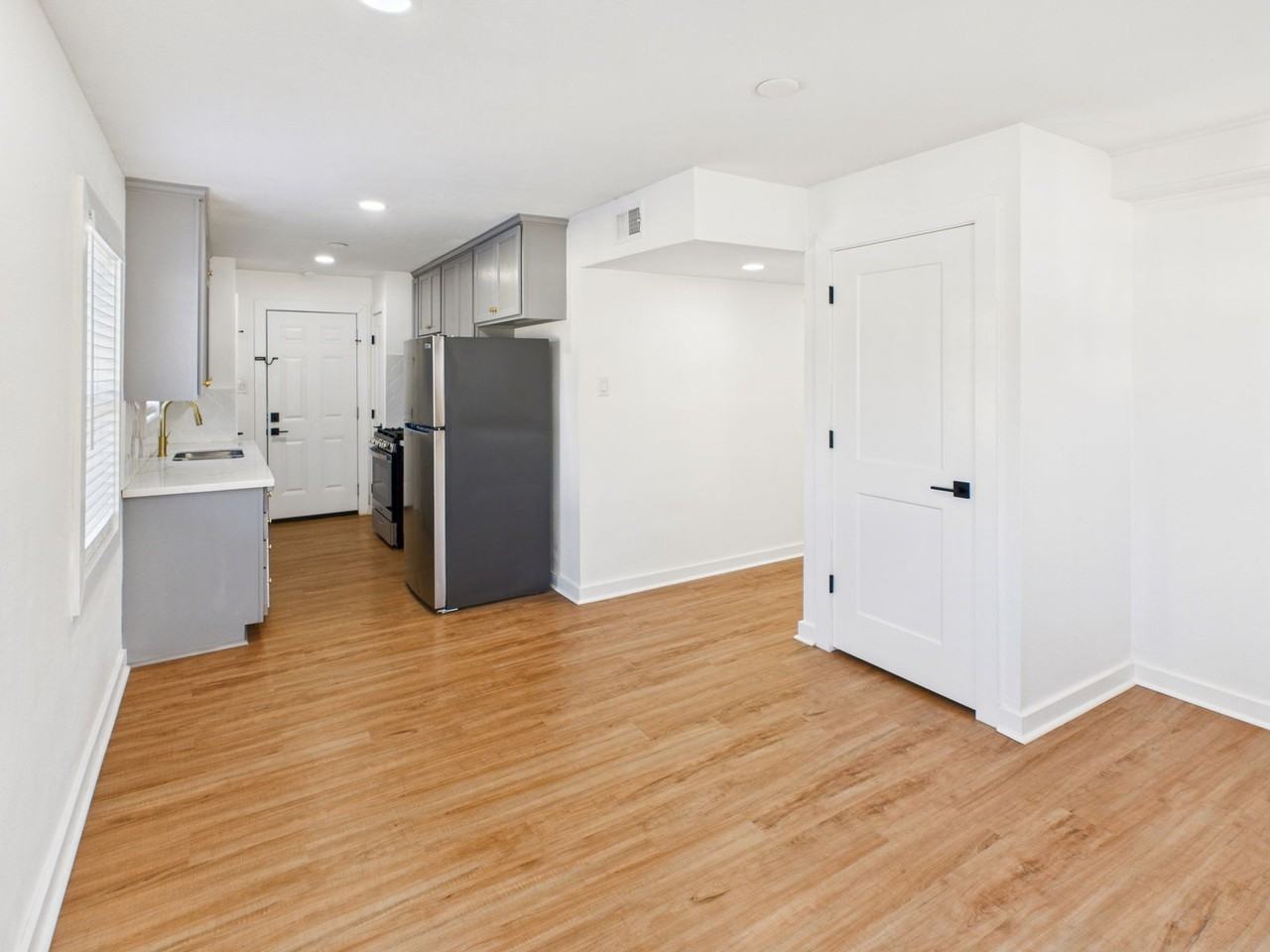 607 Foch St #B - Photo 4 of 8