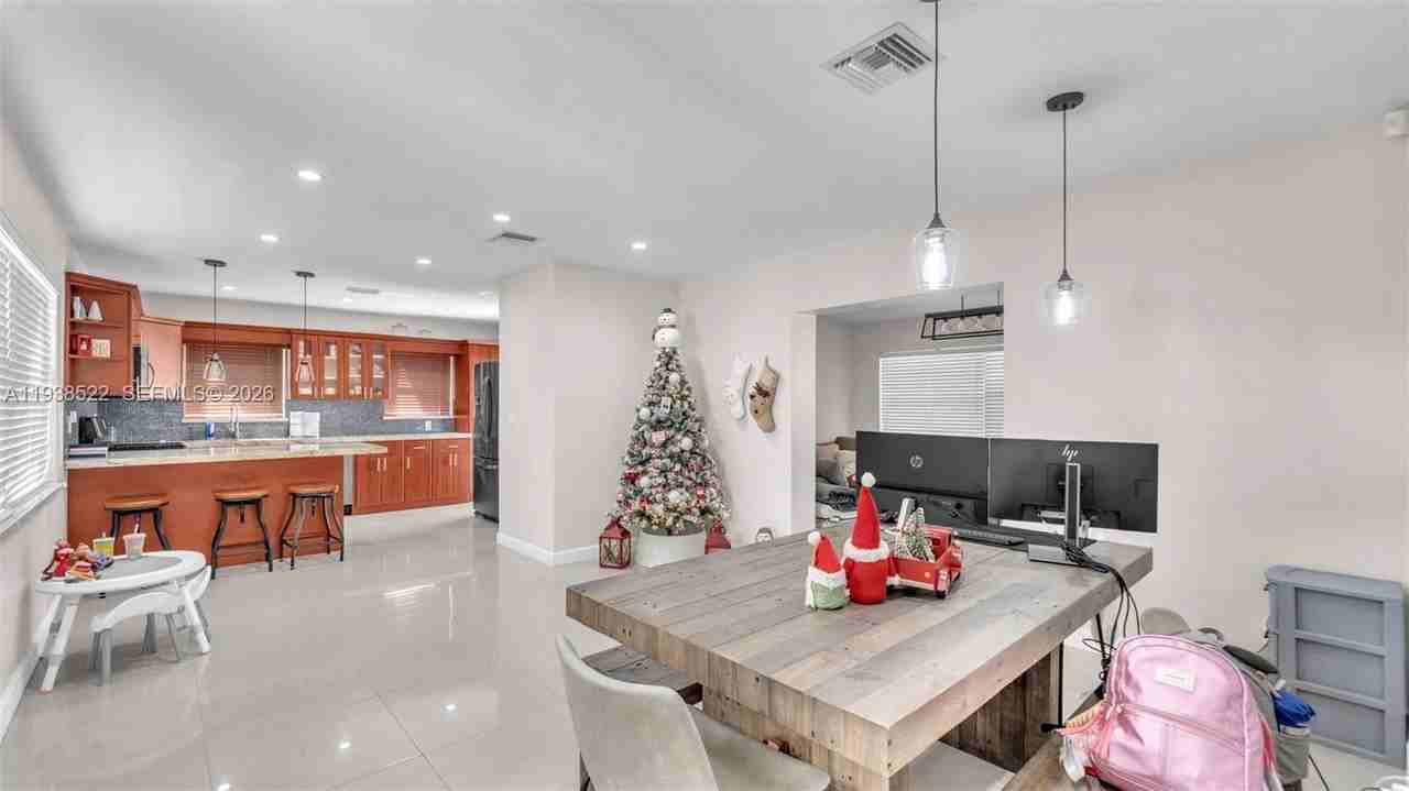 Sw 27th St - Photo 7 of 8