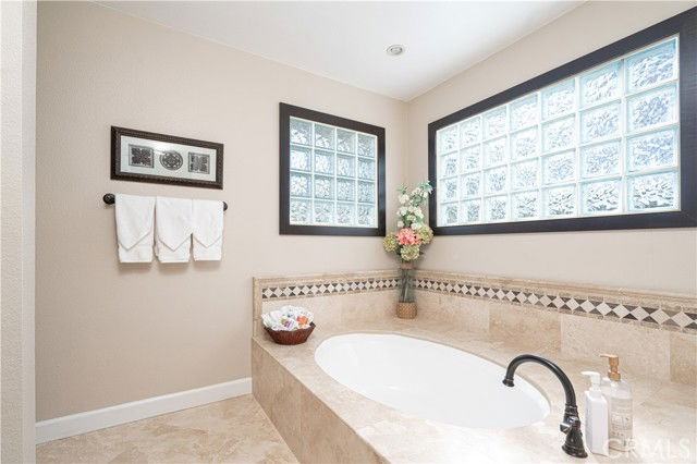 25562 Eastwind Dr - Photo 3 of 8