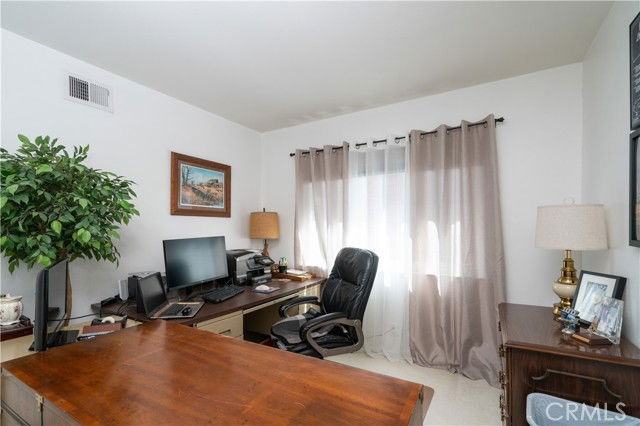 25562 Eastwind Dr - Photo 6 of 8