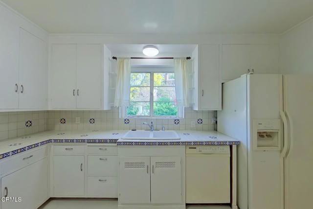 1462 Glengarry Rd - Photo 6 of 8