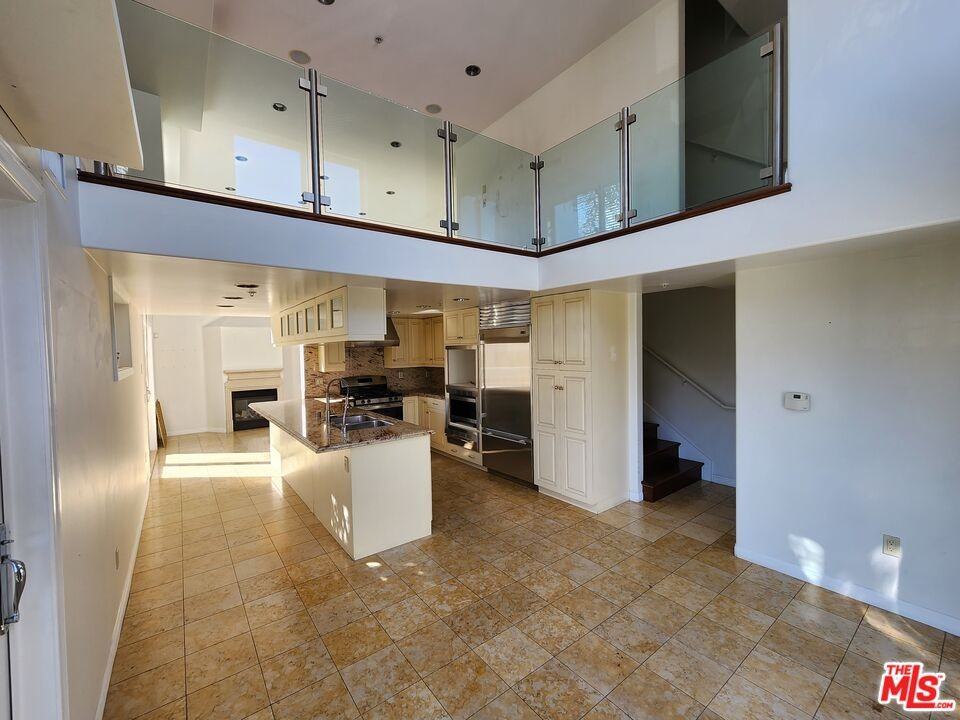 10389 Almayo Ave #102 - Photo 5 of 8