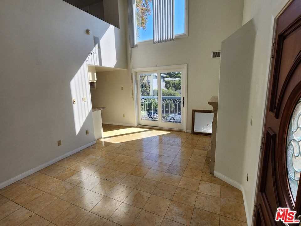 10389 Almayo Ave #102 - Photo 7 of 8