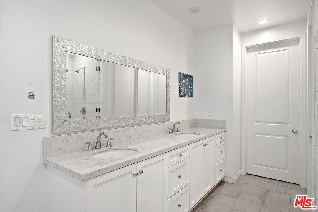 10833 Tabor St - Photo 5 of 8