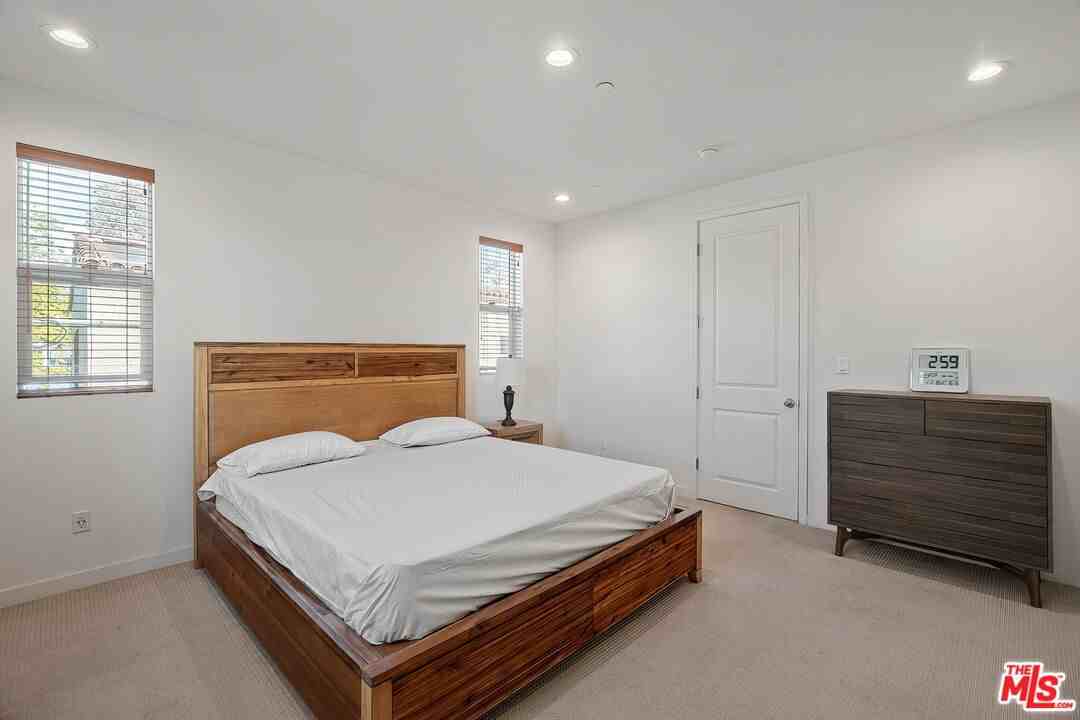 10833 Tabor St - Photo 6 of 8