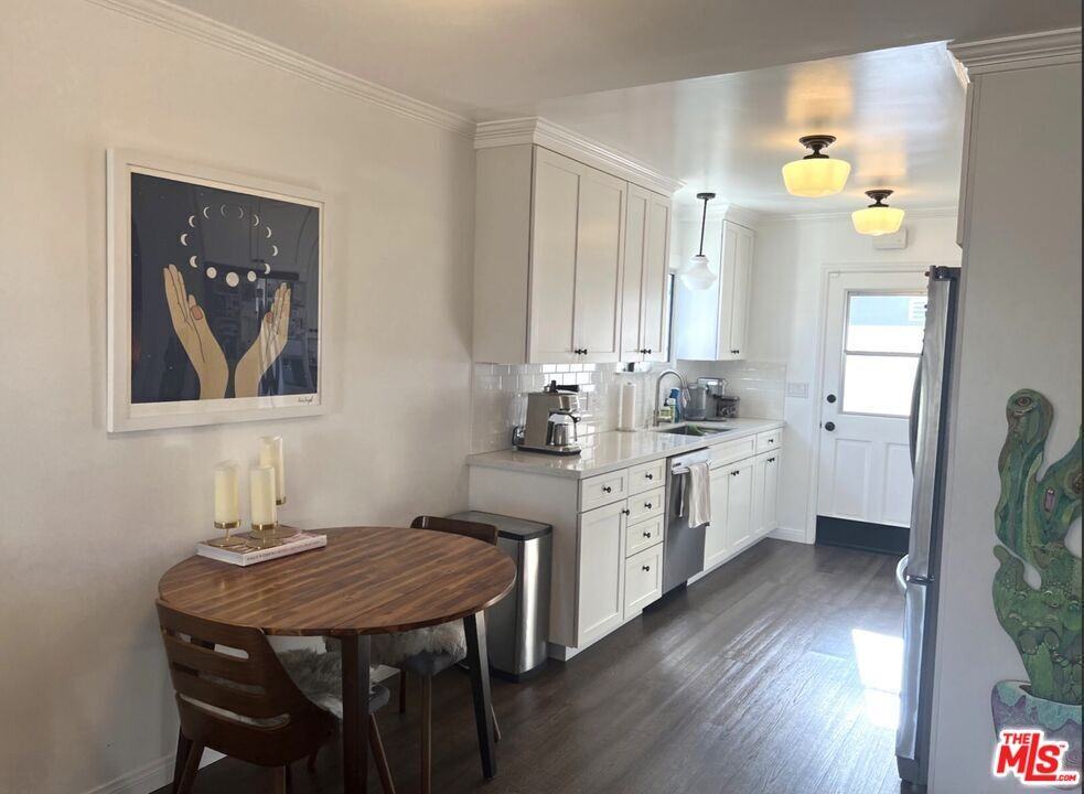 3125 Stanford Ave - Photo 6 of 8