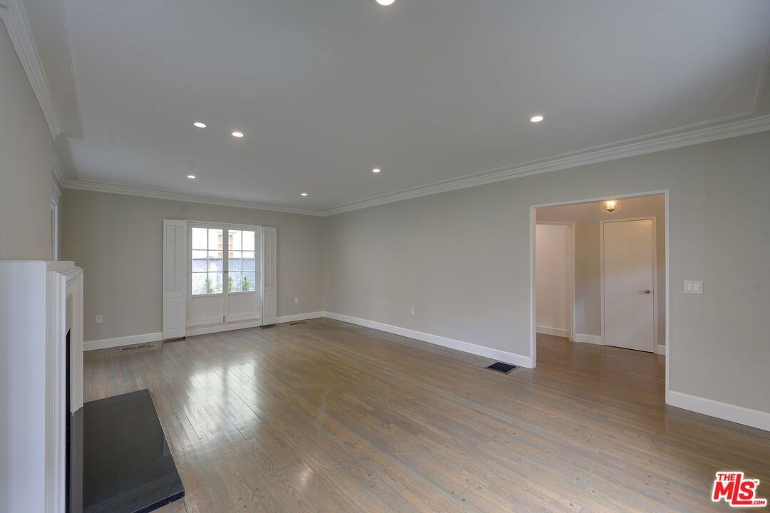 234 S Spalding Dr - Photo 5 of 8