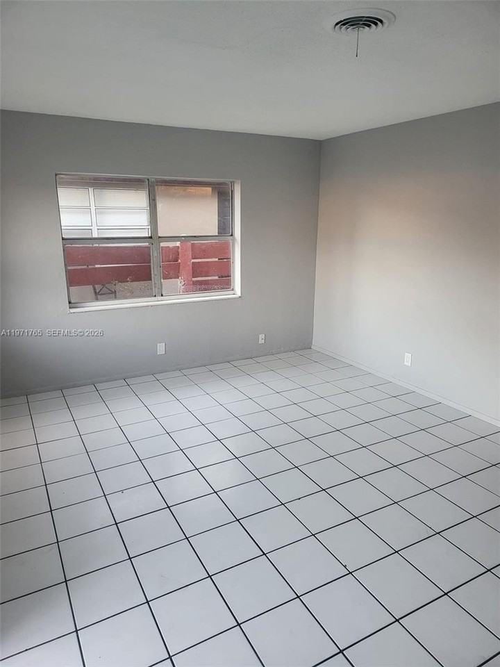 1435 Nw 8th Ave #1435 - Photo 3 of 17