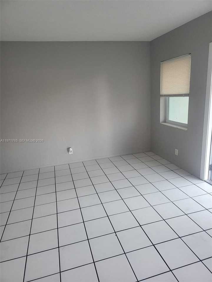 1435 Nw 8th Ave #1435 - Photo 4 of 17