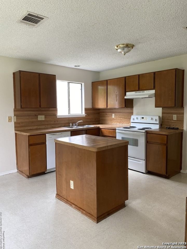 7259 Flaming Forest St - Photo 4 of 12