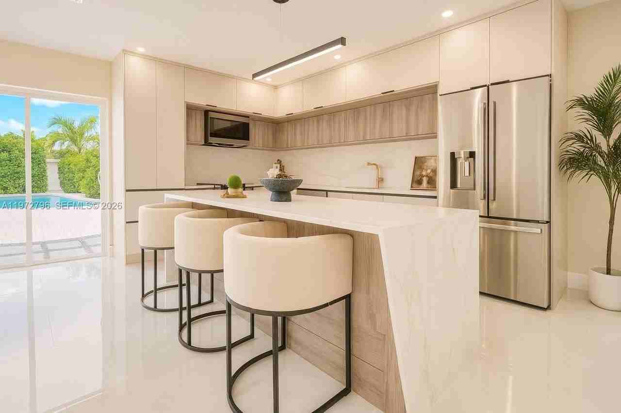 1399 Ne 38th St - Photo 5 of 34