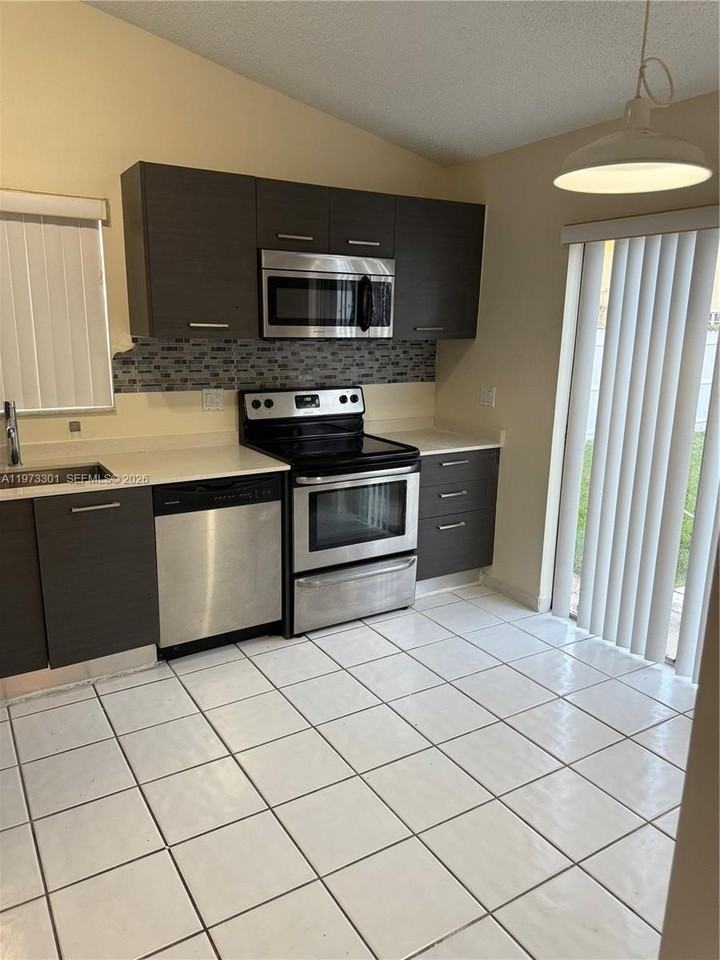 14450 Sw 95th Ter - Photo 2 of 12