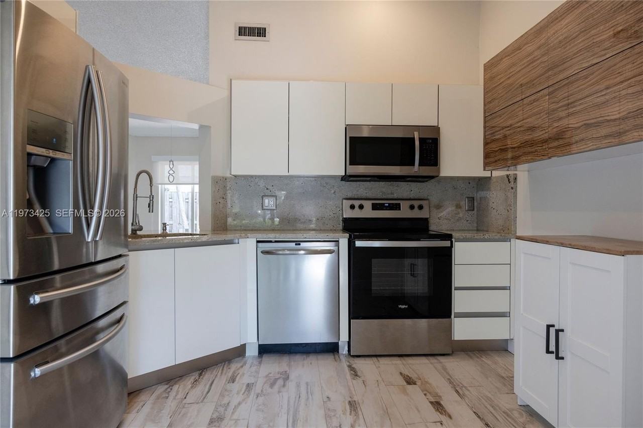 10121 Nw 51st Ln - Photo 3 of 27