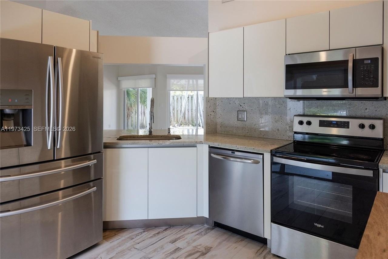 10121 Nw 51st Ln - Photo 5 of 27