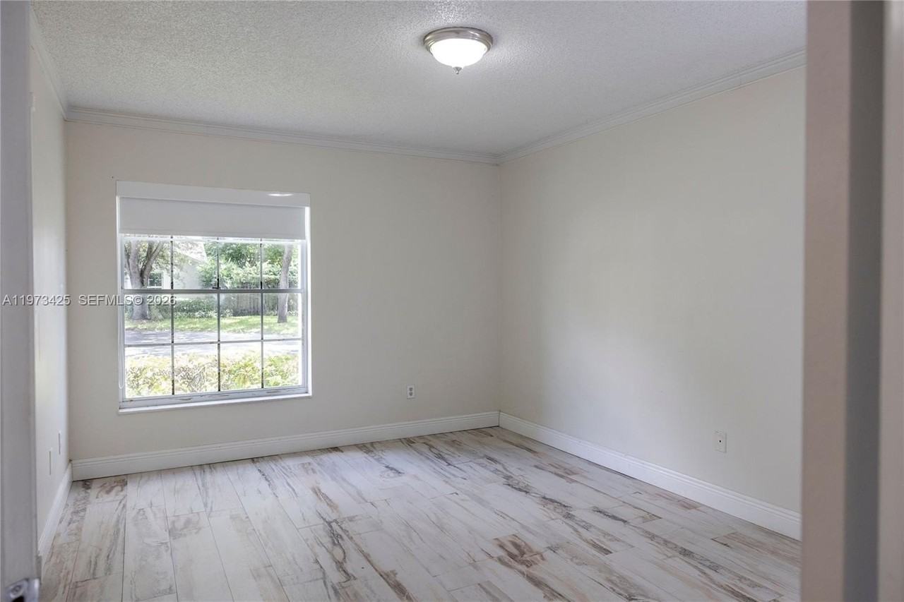 10121 Nw 51st Ln - Photo 6 of 27