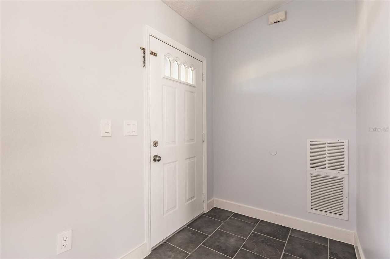 11065 Waterford Ave - Photo 7 of 37