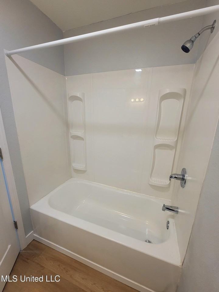 511 32nd St Apt 109 - Photo 6 of 8