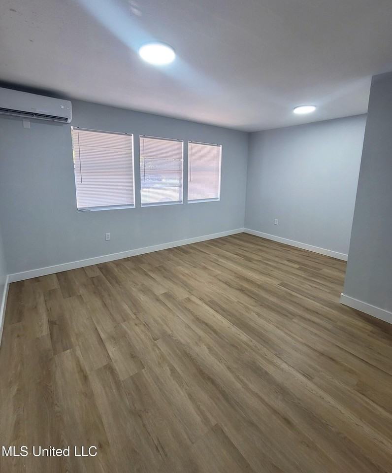 511 32nd St Apt 23 - Photo 7 of 8