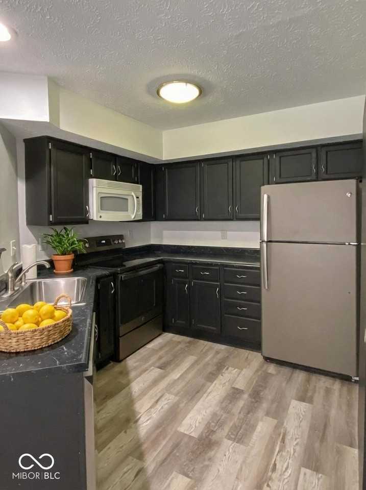 9467 Wimbledon Ct - Photo 4 of 23