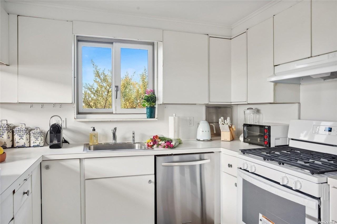 298 Dune Rd - Photo 7 of 35