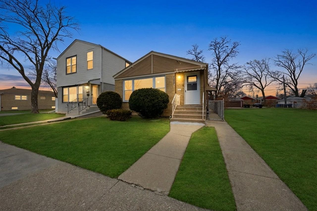 4605 S Laramie Ave - Photo 2 of 33