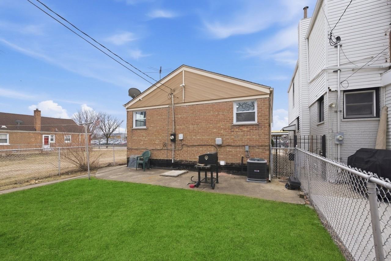 4605 S Laramie Ave - Photo 4 of 33