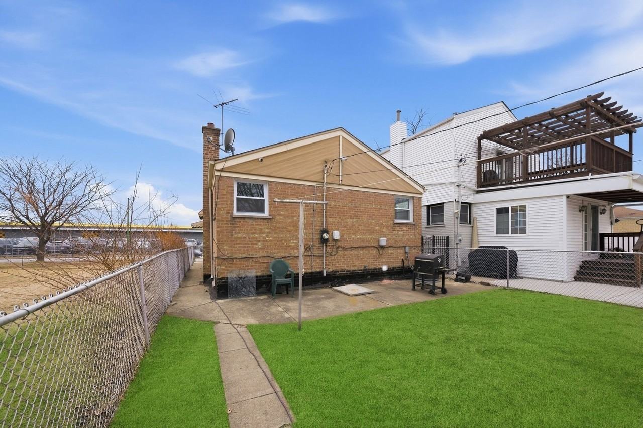 4605 S Laramie Ave - Photo 5 of 33