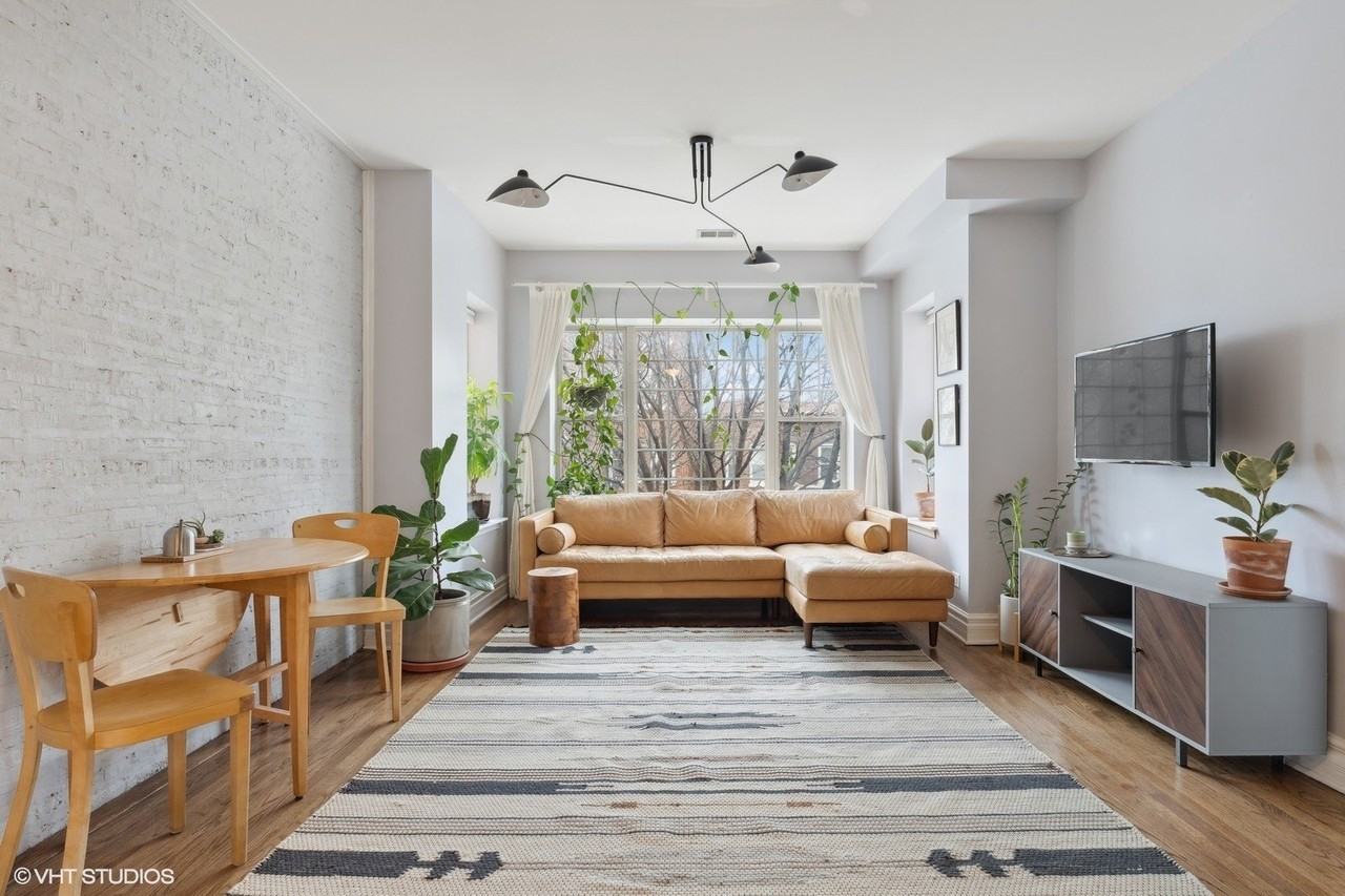 2903 N Rockwell St Apt 2 - Photo 3 of 12