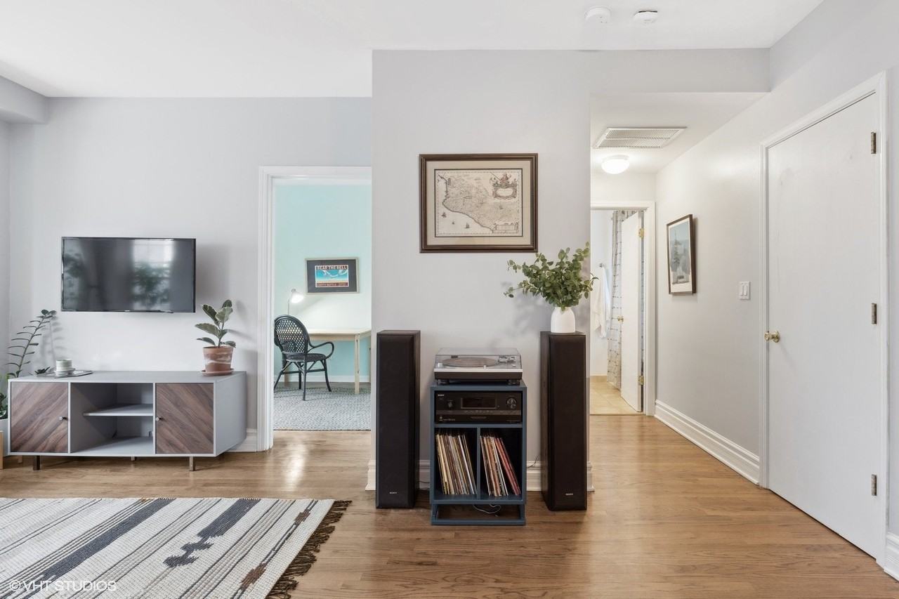 2903 N Rockwell St Apt 2 - Photo 4 of 12