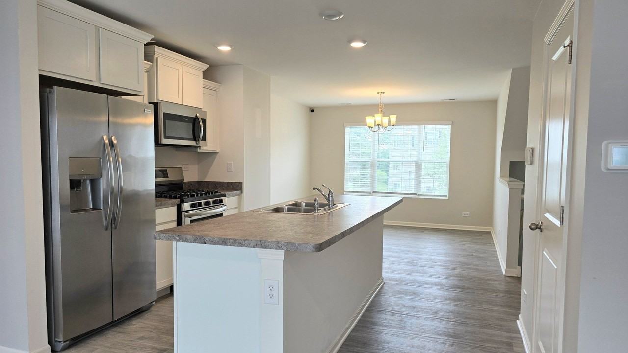 2484 Alison Ave - Photo 5 of 24