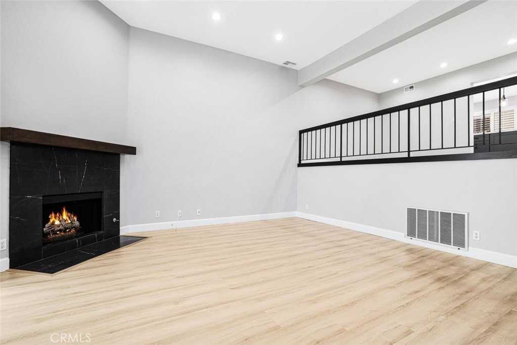 5800 Owensmouth Ave #4 - Photo 3 of 27