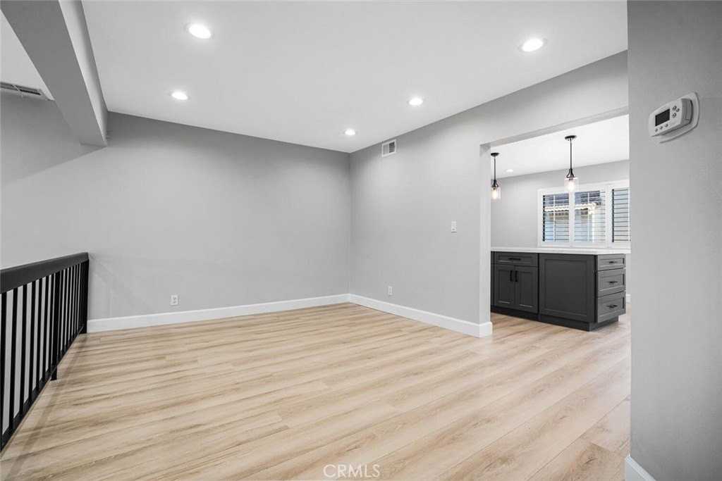 5800 Owensmouth Ave #4 - Photo 7 of 27