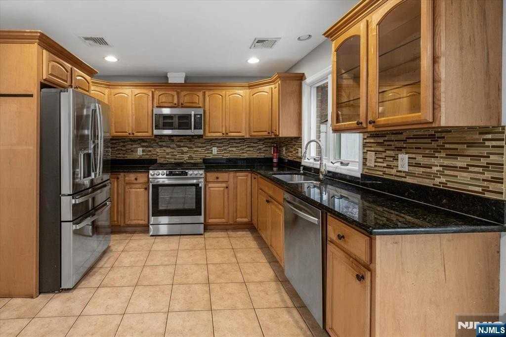 178 Undercliff Ave - Photo 6 of 20