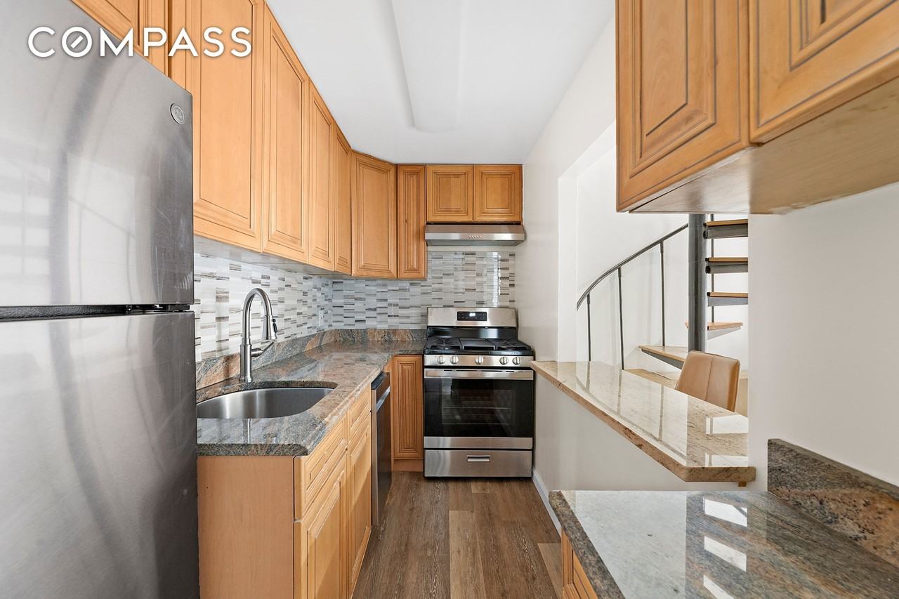 229 E 24th St #1 - Photo 4 of 8