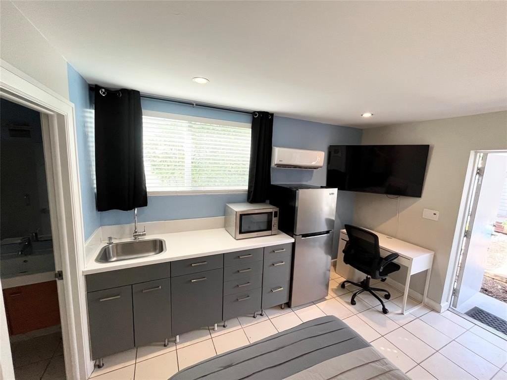 815 Ne 16th Ter - Photo 7 of 11