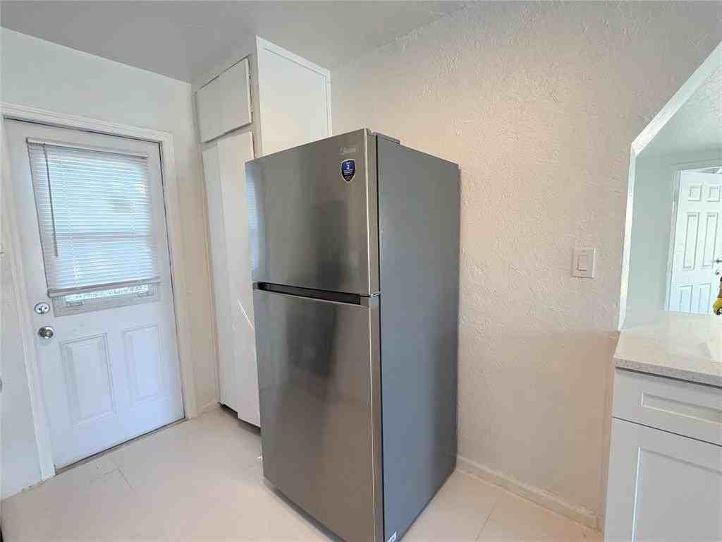 1536 Ne 27th St - Photo 4 of 20