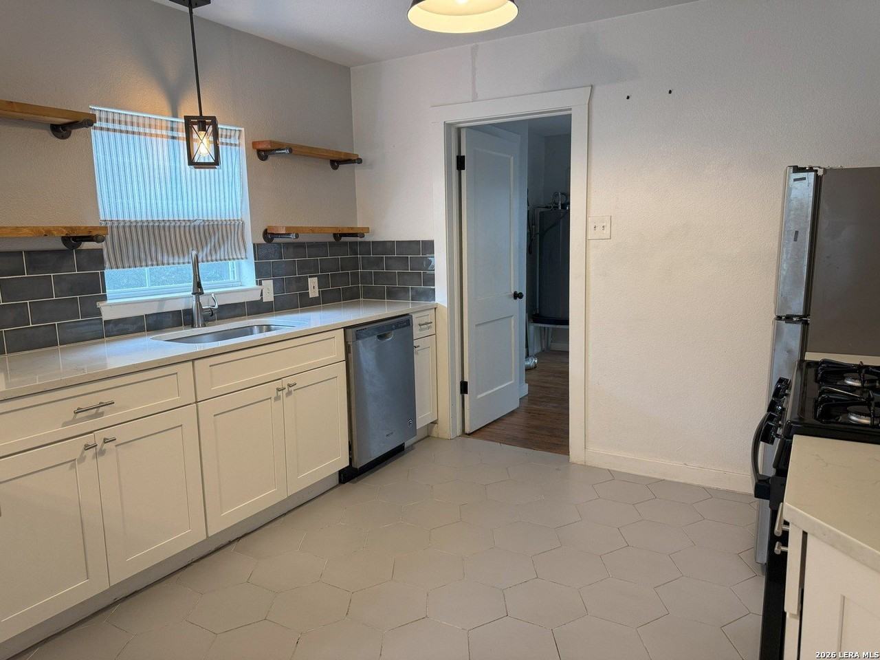 323 Arlington Ct - Photo 5 of 18