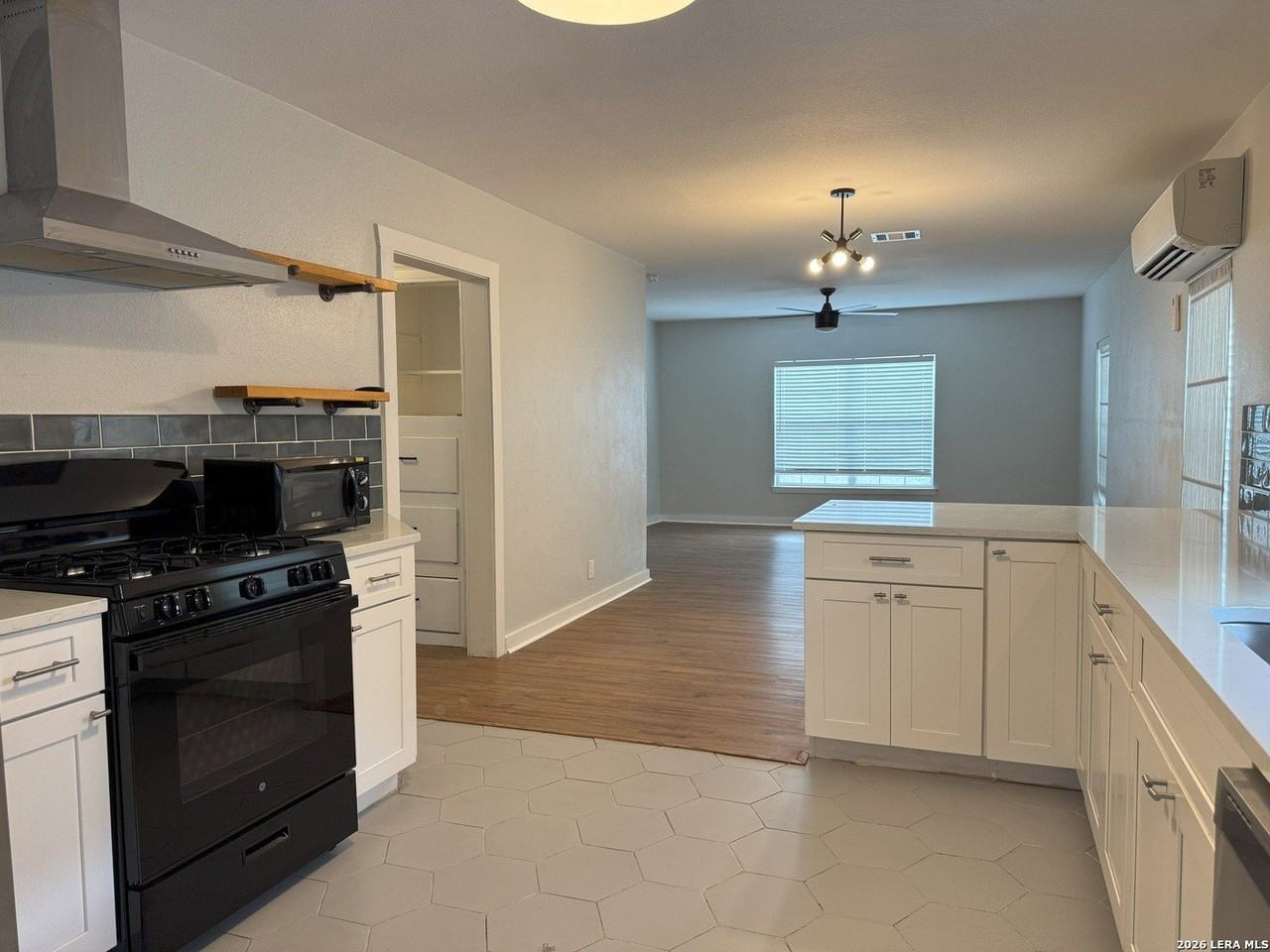 323 Arlington Ct - Photo 6 of 18