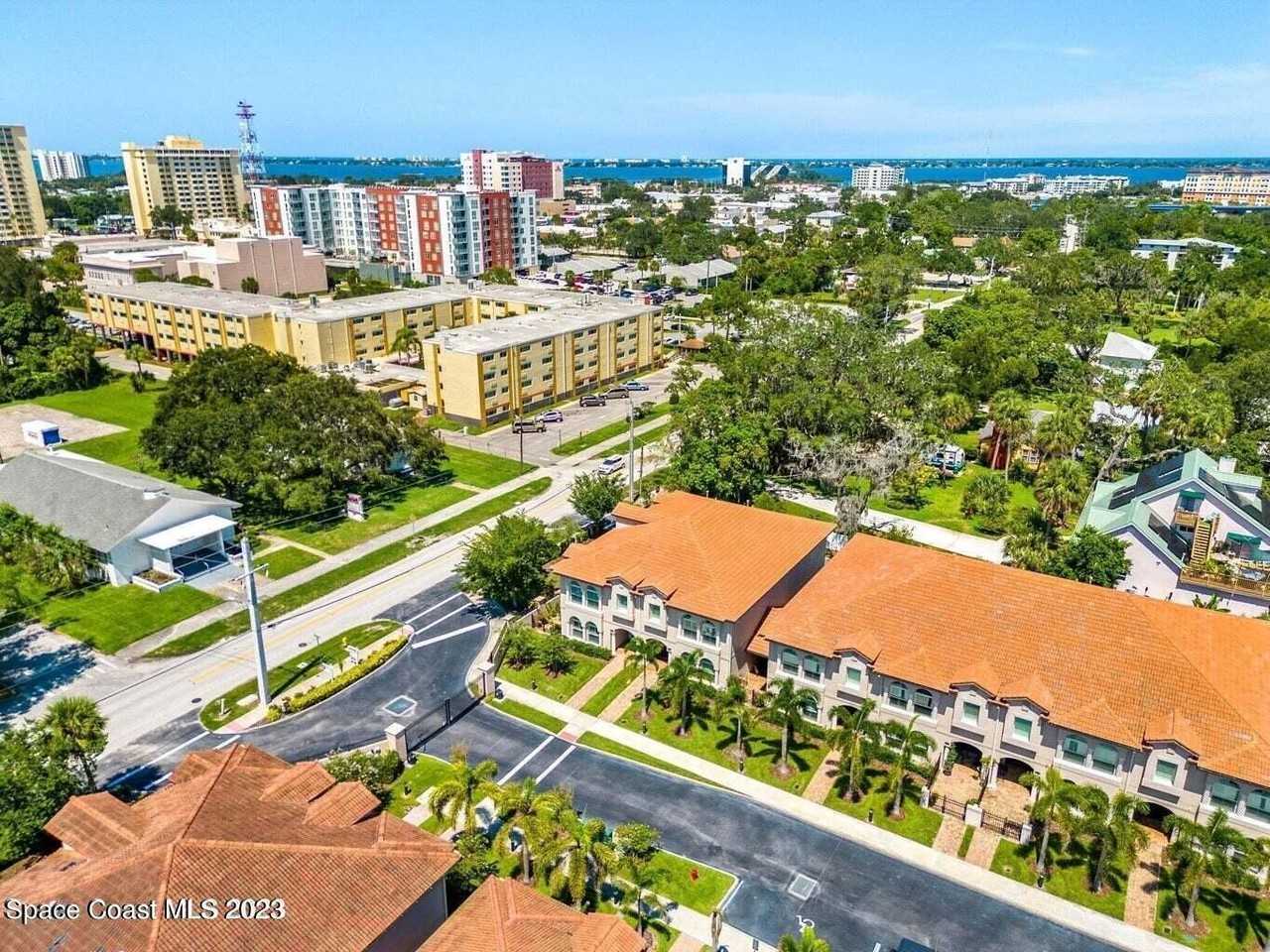 2240 Enjoya Ln - Photo 3 of 38