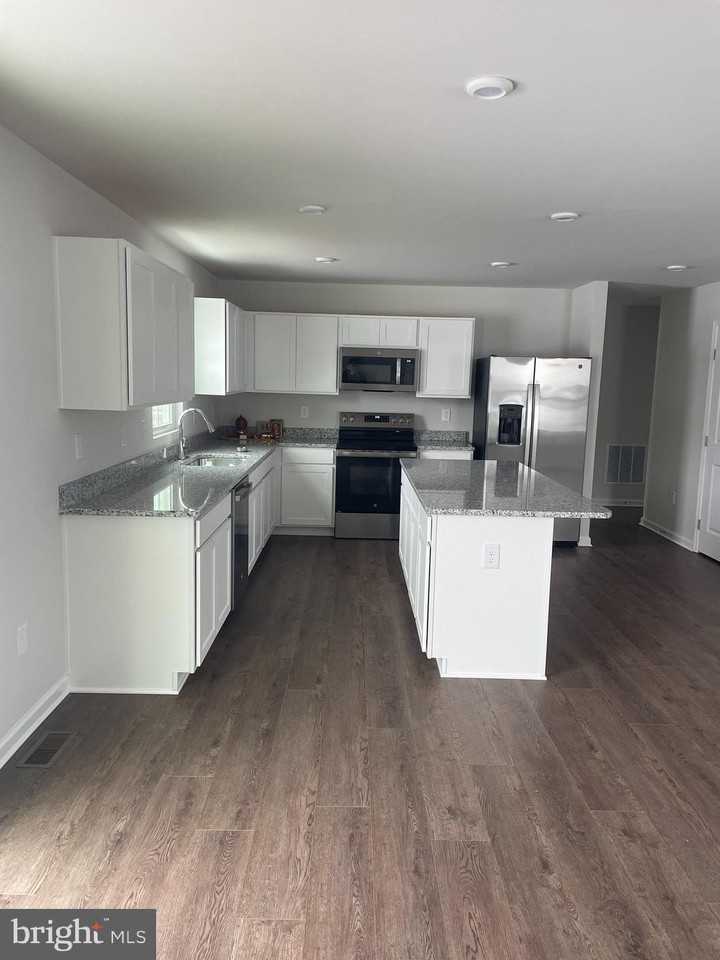 714 Four Seasons Ct - Photo 2 of 9